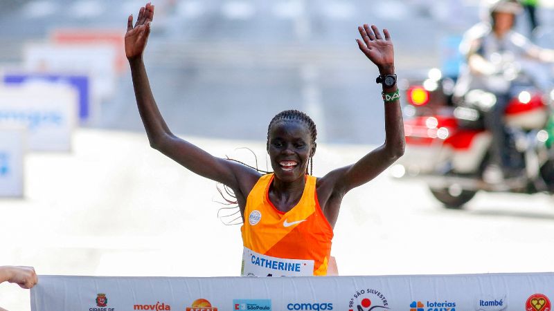La corredora keniana Catherine Reline cruza la línea de meta para ganar la 98.ª carrera internacional Sao Silvestre de 15 km en Sao Paulo, Brasil.