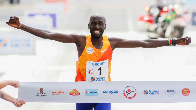 El corredor keniano Timothy Kiplagat cruza la línea de meta para ganar la 98.ª carrera internacional Sao Silvestre de 15 km en Sao Paulo, Brasil.