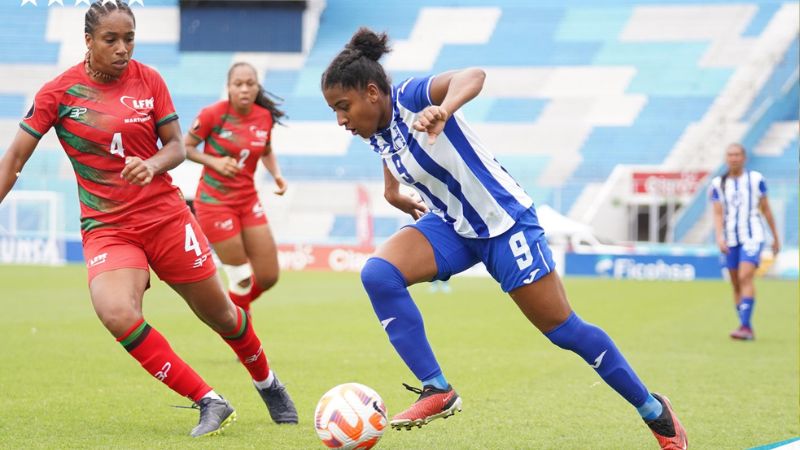 La delantera hondureña, Lesbia Puerto, que anotó el único gol de Honduras, enfrenta a la defensa de Martinica, Laurene Tresfield.