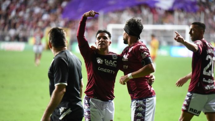 Michael Chirinos señala a Christian Bolaños como el artífice de la jugada de su gol en la final del fútbol costarricense.