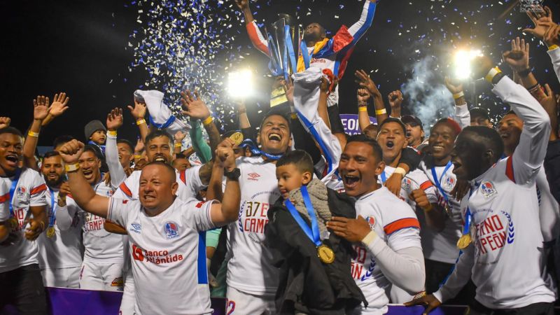 Olimpia logró la Copa 37 y el tricampeonato, venciendo a Motagua en la gran final.