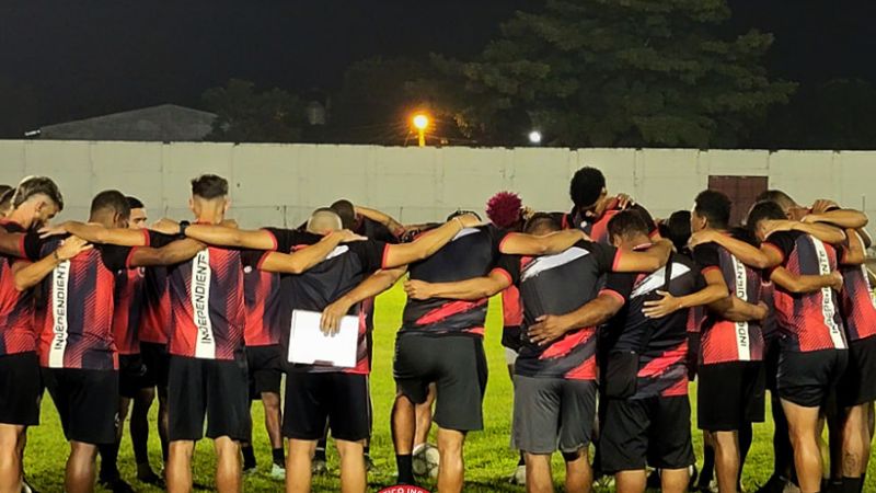 Los jugadores del Atlético Independiente están unidos para ganar el título del torneo de Apertura 2023.