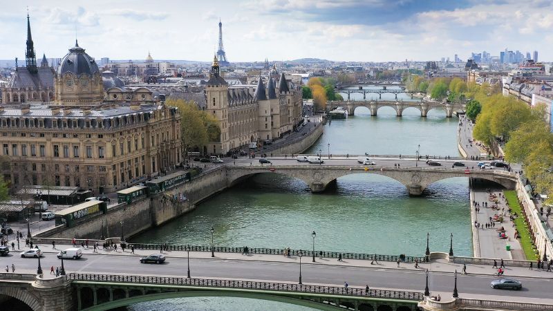 Vista aérea de las orillas del río Sena, el puente de Notre Dame (frente), la Sainte-Chapelle (izq.).