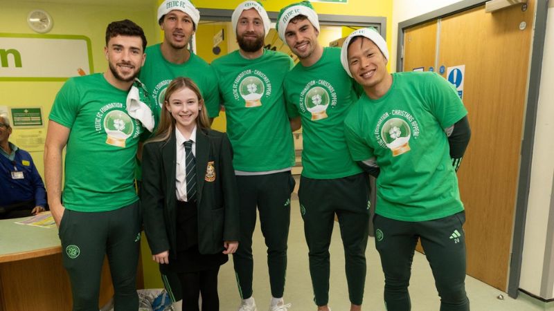 Los jugadores del primer equipo del Celtic FC compartieron con niños del hospital de Glasgow.