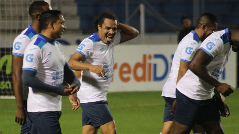 "Rambo" de León celebró en su despedida, anotó dos goles con la Selección Mundialista de Sudáfrica 2010.