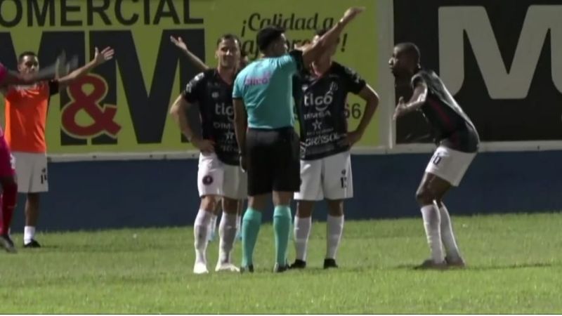 Los jugadores del Atlético Independiente de Siguatepeque le reclaman al árbitro Alex Morazán por no darles por válida la acción de gol sobre Juticalpa FC.