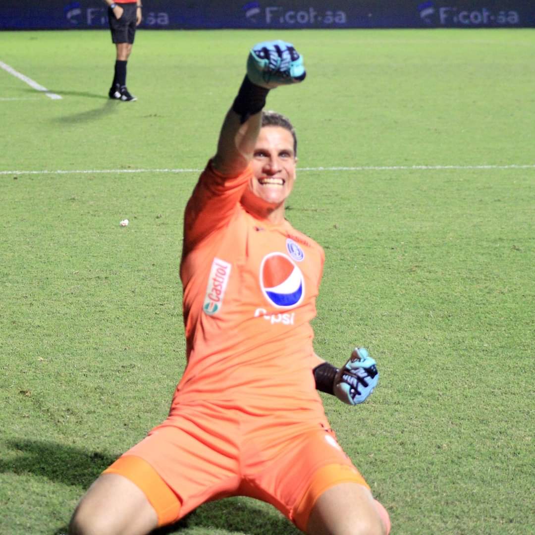 El potero Jonathan Rougier pasó de villano a héroe para los azules en el repechaje contra Potros de Olancho FC.