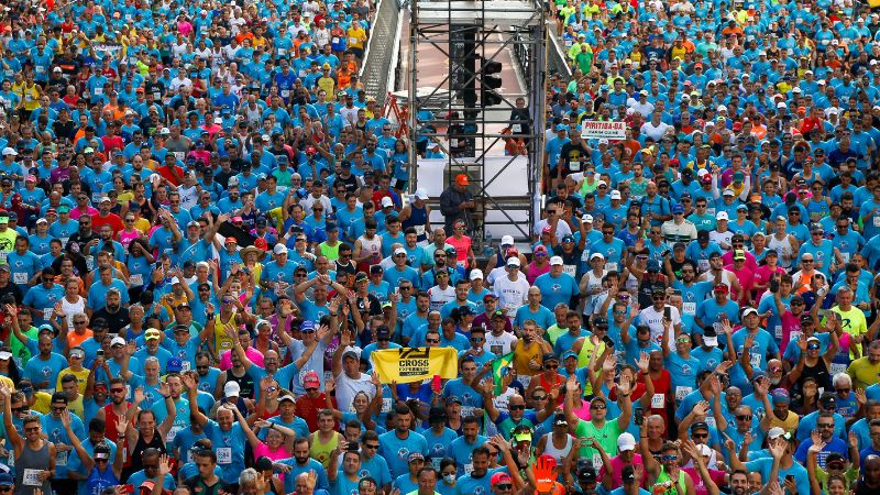 Los corredores toman la salida de la 98.ª carrera internacional Sao Silvestre de 15 km en Sao Paulo, Brasil, el 31 de diciembre de 2023.