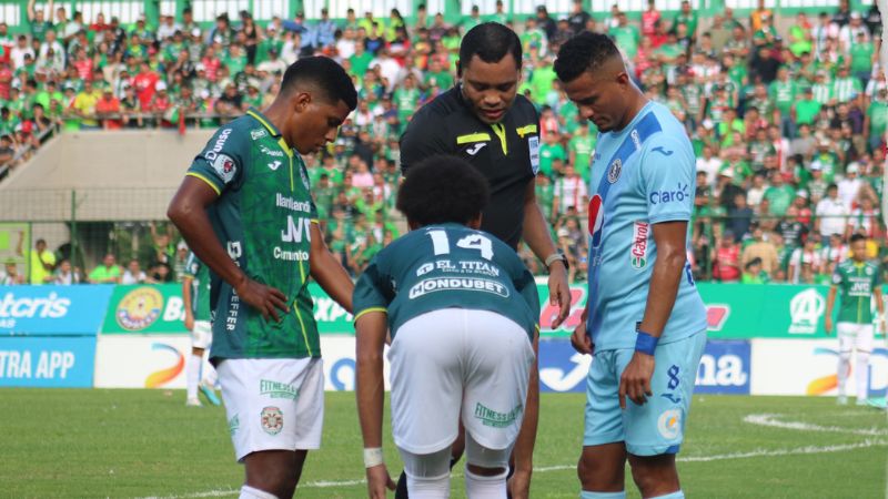 Agustín Auzmendi lamenta la mala tarde que tuvo el árbitro Selvin Brown en el partido entre Marathón y Motagua.