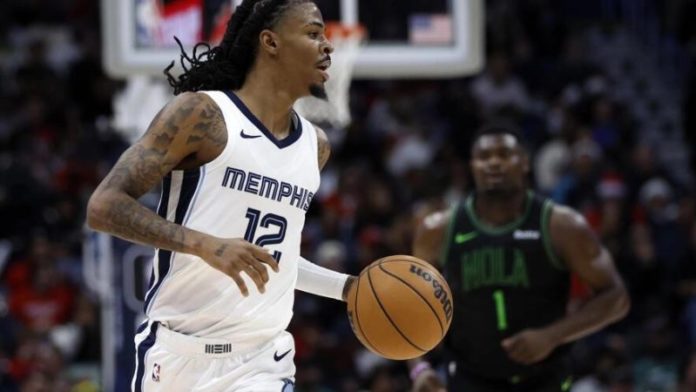 Ja Morant conduce el balón durante el partrido de la NBA entre los New Orleans Pelicans y los Memphis Grizzlies.