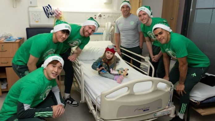 Luis Palma (derecha) visita a niños de hospital infantil en Glasgow.