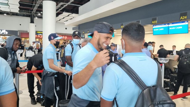 Alex López es recibido con alegría por sus compañeros de Selección.