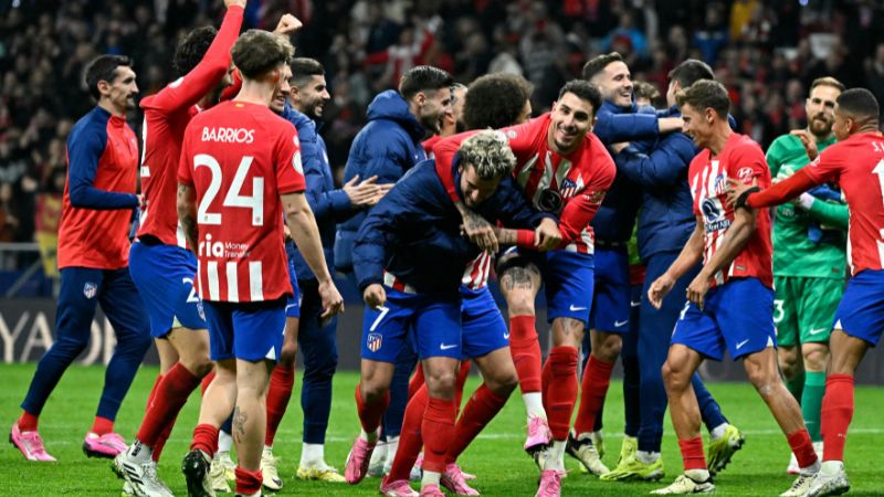 Los jugadores del Atlético de Madrid celebran su victoria sobre el Sevilla FC en la Copa del Rey.