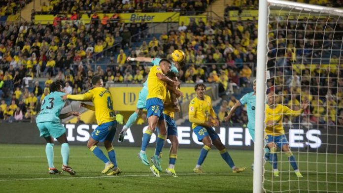 Con un gol de último minuto de penal, Barcelona derrotó a Las Palmas en la liga española.