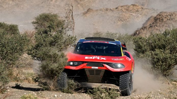 El piloto francés del Bahrain Raid Xtreme, Sebastien Loeb, y el copiloto belga, Fabian Lurquin, conducen su coche durante la etapa 7 entre Riyad y Al Duwadimi.