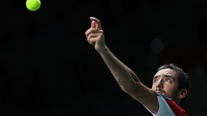 El croata Marin Cilic sirve contra el español Pablo Carreño Busta durante su partido individual masculino.