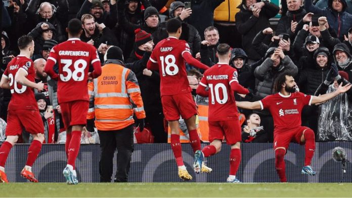 Liverpool se apoderó de la primera posición de la Premier League con 42 puntos.