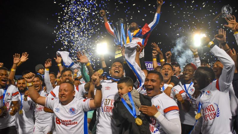 Los "leones" levantaron la copa número 37 de la Liga nacional y se coronaron campeones invictos en el pasado campeonato de Apertura. 