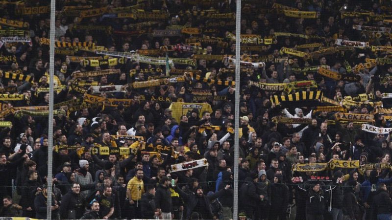 Un aficionado griego de 29 años, apuñalado durante los enfrentamientos entre los aficionados del equipo croata del Dinamo y del AEK de Atenas.