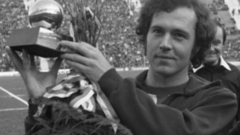 Beckenbauer hizo historia al convertirse en el primer defensa en conseguir dos Balones de Oro.
