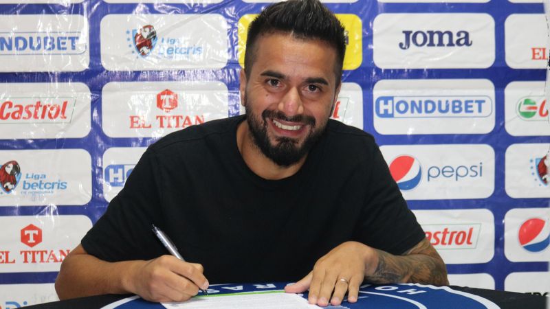 Rodrigo Gómez firmó este miercoles su contrato con Motagua para el torneo de Clausura 2024.
