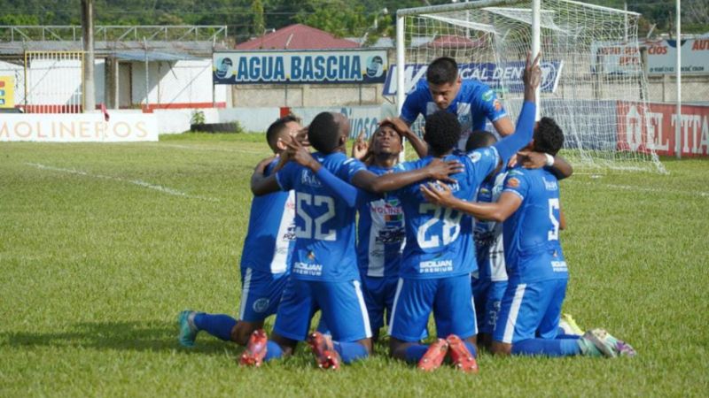 El equipo Victoria celebrando el primer gol del encuentro, obra de Allan Banegas.