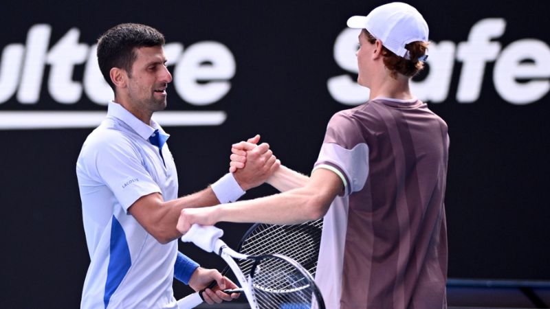 Jannik Sinner venció al tenista número uno del mundo, Novak Djokovic, acabando con su reinado en las canchas.