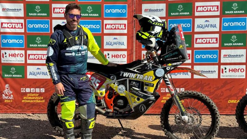 El piloto de motos español Carles Falcón sufrió un accidente durante la segunda etapa del Dakar 2024.