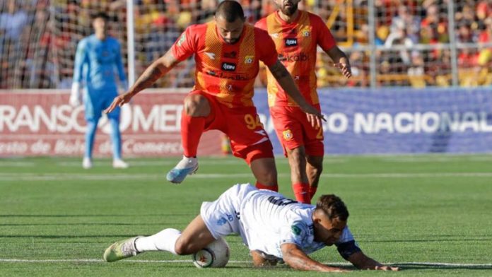 El volante de contención hondureño, Germán "Patón" Mejía, cae al césped luego de recibir una falta. Foto cortesía La Teja.