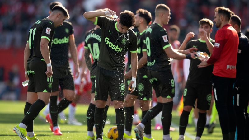 El defensa español del Girona, Miguel Gutiérrez, se enfría durante el partido de fútbol de la liga española entre la UD Almería.