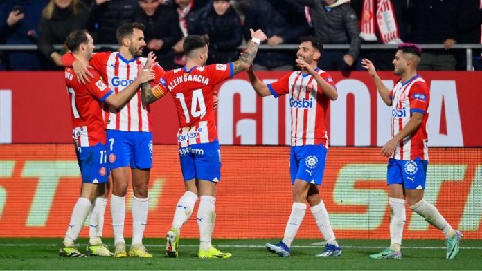 El centrocampista español de Girona Iván Martín celebra con sus compañeros el cuarto gol de su equipo durante el partido ante el Atlético de Madrid.