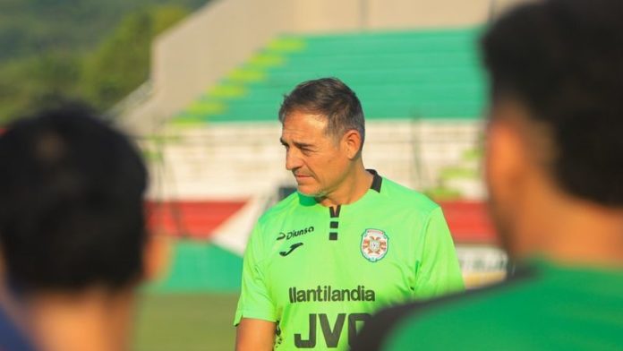 El técnico del Marathón, Hernán "La Tota" Medina, necesita un defensa central y un "9".