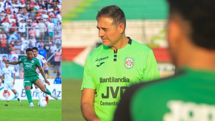 El técnico de Marathón, Hernán "La Tota" Medina, cambia su versión y se siente afectado por el arbitraje de Armando Castro.