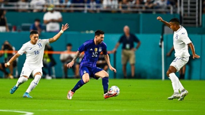 La Selección Nacional de Honduras podría enfrentar amistosamente a la Argentina de Lionel Messi.