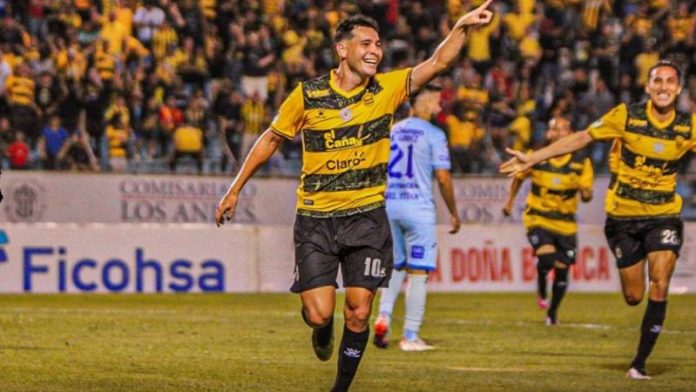 Jhow Benavídez celebra el tercer gol del Real España sobre Motagua.