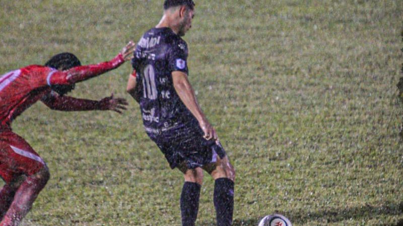 El capitán del Real España, Jhow Benavídez, es presionado por el ceibeño Marvin Bernárdez.