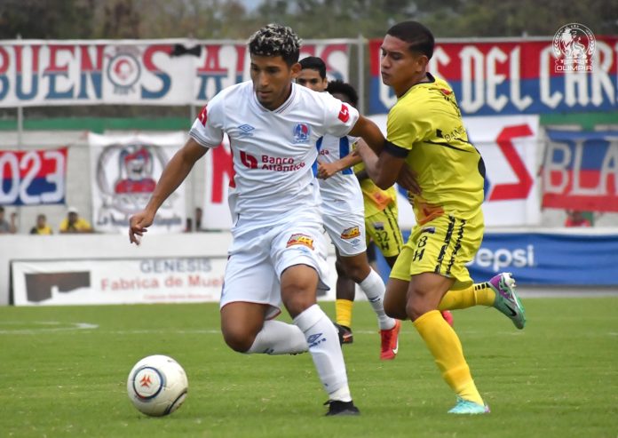 El olimpista José Mario Pinto controla el balón presionado el mediocampista de Génesis Comayagua Daniel Meléndez.