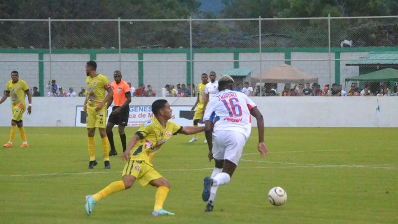 El defensa olimpista Julián Martínez se lleva la marca del comayagüense Daniel Meléndez.