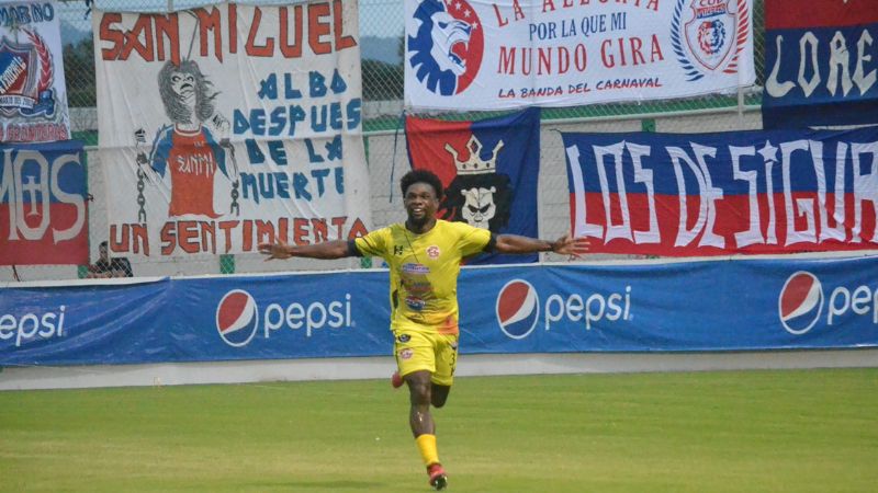 El delantero Marlon "Machuca" Ramírez anotó los dos goles de Génesis Comayagua frente a Olimpia.