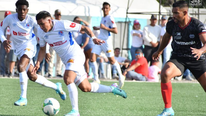 El delantero Michaell Chirinos deja la marca del defensa talangueño, Óscar Moncada (hijo).