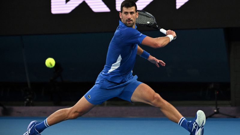 Novak Djokovic de Serbia regresa contra Dino Prizmic de Croacia durante su partido individual masculino en el primer día del torneo de tenis Abierto de Australia.