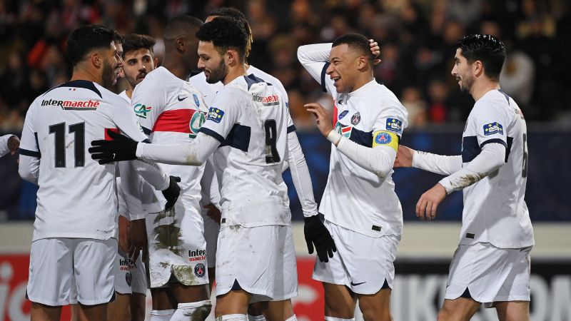 El delantero francés del Paris Saint-Germain, Kylian Mbappe, celebra con sus compañeros después de marcar un gol durante el partido de la Copa de Francia ante el Revel.