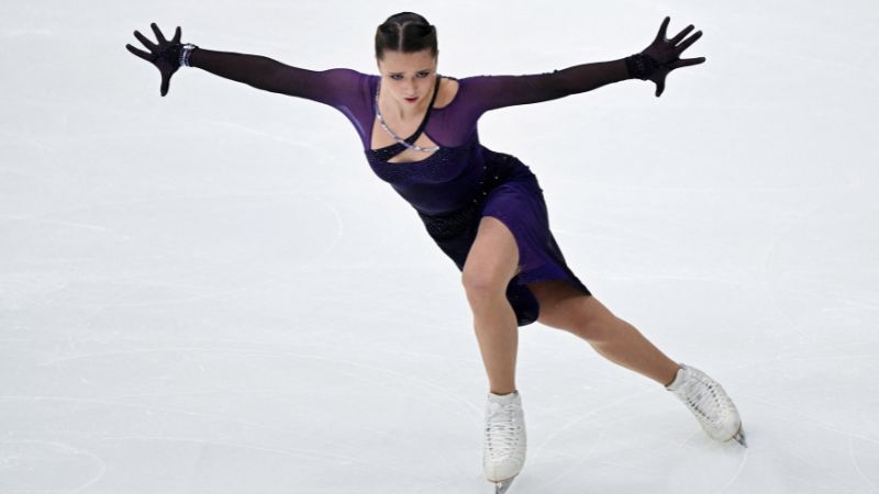 En la foto de archivo, la patinadora artística rusa Kamila Valieva compite en el programa corto femenino durante el Gran Premio de Patinaje Artístico de Rusia.