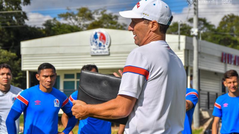 El técnico del tricampeón Olimpia, Pedro Torglio, les pide a sus dirigidos no confiarse en el nuevo torneo que está por comenzar.