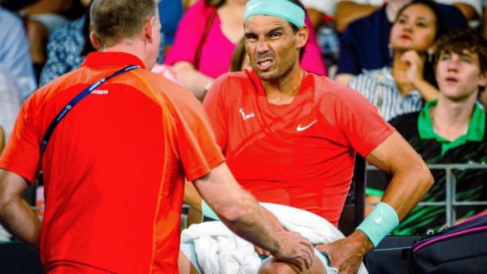 En la foto de archivo, el español Rafael Nadal recibe tratamiento médico para su cadera.