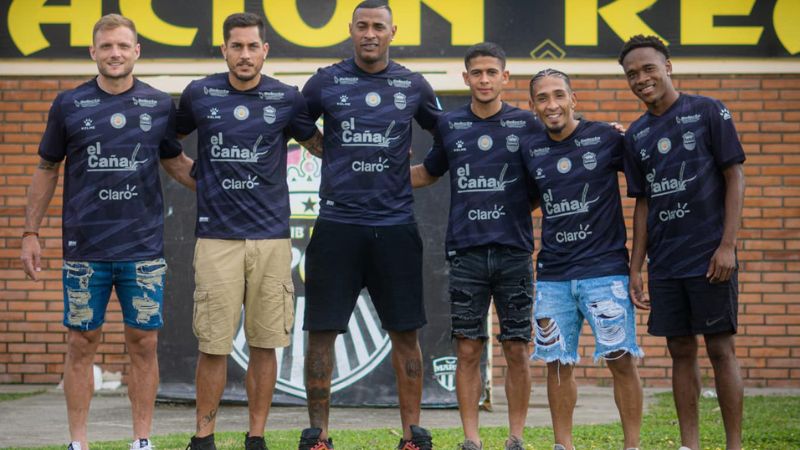 El Real España presentó seis de sus nuevos jugadores para el Clausura: Jim Morrison, Sebastián Hernández, Bryan Félix, Cristian Cálix, Carlos Small y Kennedy Rocha.