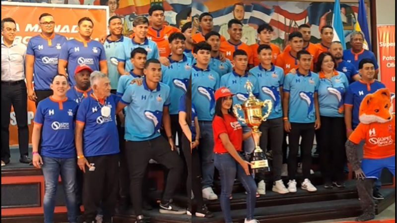 Los jugadores reservas de Lobos UPNFM posan con el trofeo obtenido en el torneo de Apertura 2023.