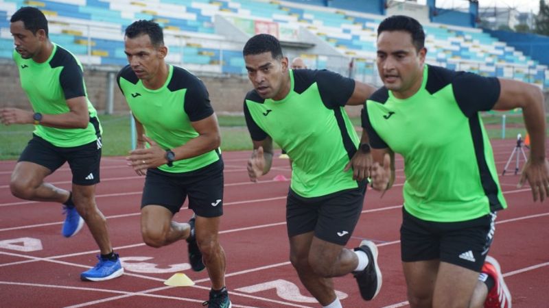 Los experimentados árbitros y con gafete FIFA: Selvin Brown, Nelson Salgado, Jefferson Escobar y Saíd Martínez, realizan su prueba física.