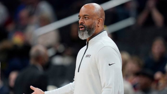 En la foto de archivo, Wes Unseld Jr. de los Washington Wizards observa durante la primera mitad de un juego contra los Minnesota Timberwolves.