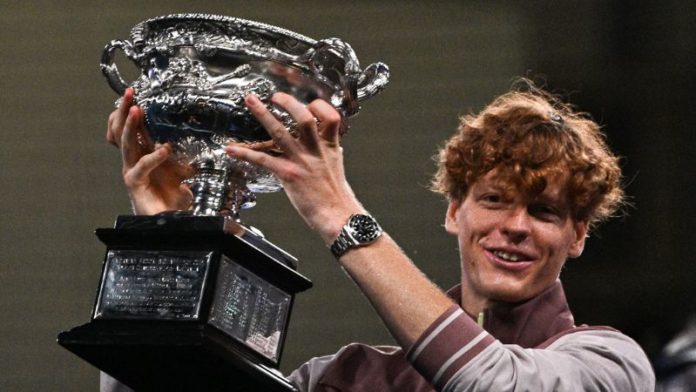 El italiano Jannik Sinner celebra con la Norman Brookes Challenge Cup tras la victoria contra el ruso Daniil Medvedev durante su partido final individual masculino del torneo de tenis del Abierto de Australia en Melbourne.